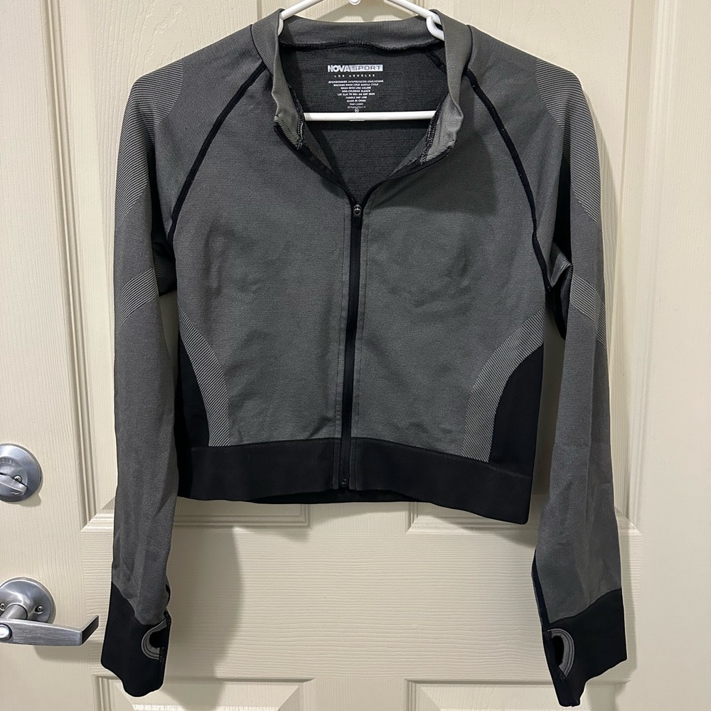 Fashion nova sports women’s top XL long sleeves with a zipper